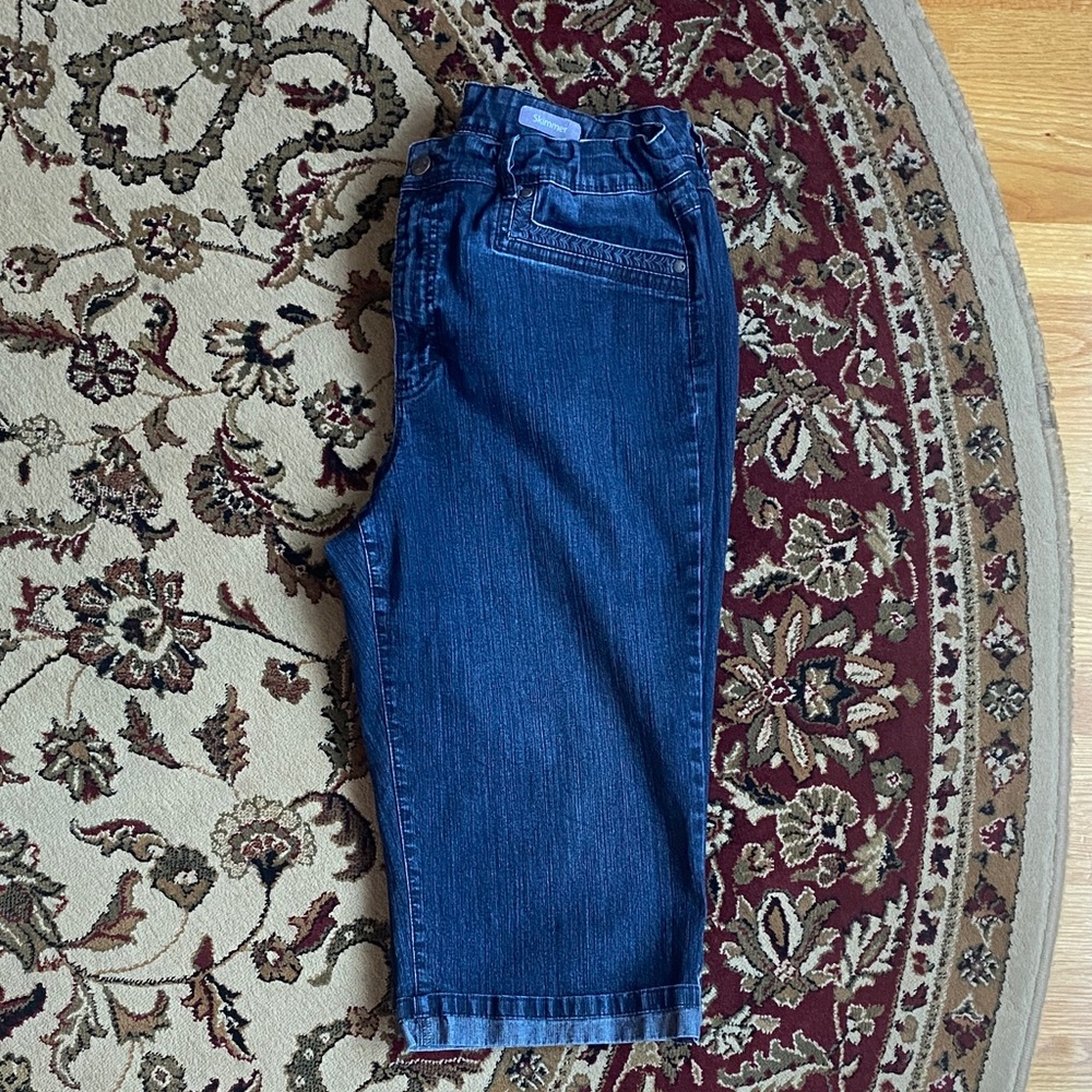Stylish Women's Blue Capri Jeans